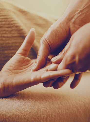 Massage des mains tradition indienne